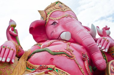 Büyük pembe Ganesha heykeli, Tayland tapınağında..