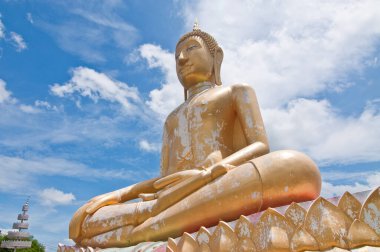 Mavi gökyüzü ile güzel altın Buda heykeli, Sra-ket tapınağı, Angthong Eyaleti, Tayland.