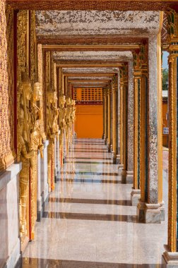 Tayland tarzı altın kale koridoru, U-thaithani bölgesi, Tayland.