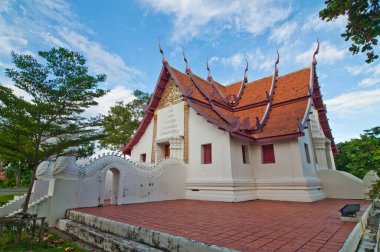 Tayland 'daki parktaki güzel Tayland tapınağı..