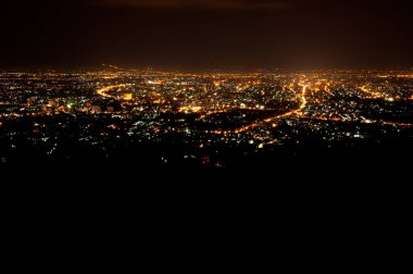Tayland 'da gece Chiengmai şehrinin kuş bakışı manzarası.