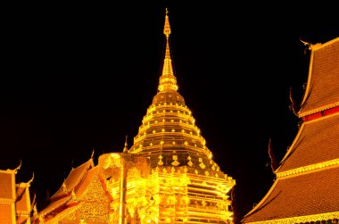 Gece sahnesi Phra Thart Doi Suthep, Chiengmai, Tayland.