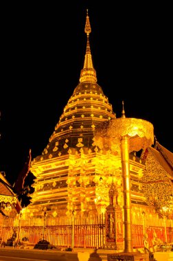 Gece sahnesi Phra Thart Doi Suthep, Chiengmai, Tayland.