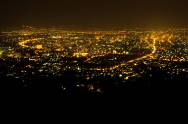 Tayland 'da gece Chiengmai şehrinin kuş bakışı manzarası.