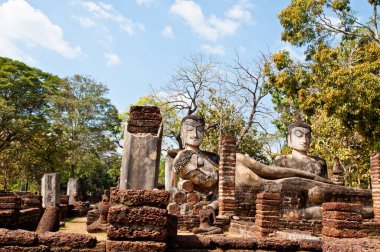 Tarih parkında üç Buda heykeli, Kamphaengthe Eyaleti, Tayland.
