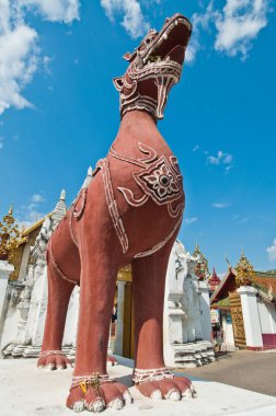 Tayland tarzı aslan heykeli mavi gökyüzü, Tayland.