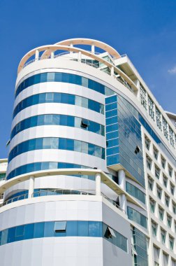 Mavi gökyüzü ile güzel bir bina, Tayland.