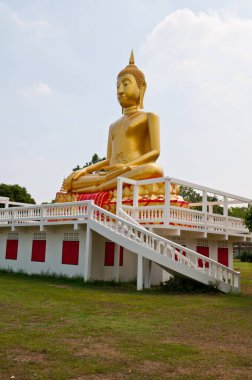 Mavi gökyüzü ile güzel altın Buda heykeli, Sakete tapınağı, Angthong Eyaleti, Tayland.
