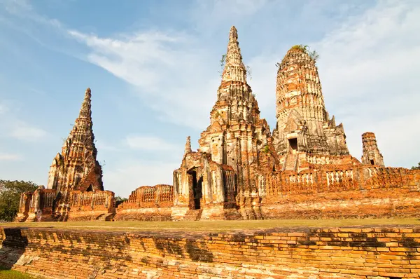 Mavi gökyüzü ile antik şehir manzarası, Chaiwattanaram tapınağı, Tayland.
