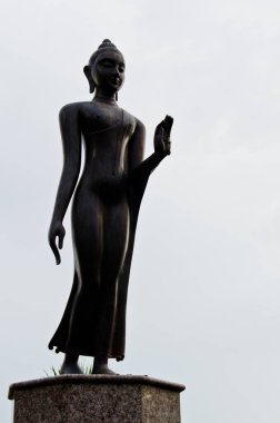 Standın silueti Buddha heykeli, Tayland
