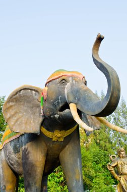 Mavi gökyüzü olan fil heykeli, Tayland.