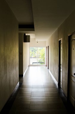 Tayland 'daki koridorda alüminyum kapıdan geçen ışık..