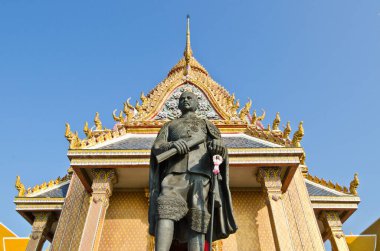 Tayland tarzı binası olan Kral Chulalongkorn heykeli..