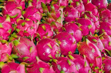 Tayland 'da market tezgahında ejderha meyvesi.