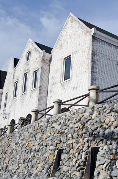 Mavi gökyüzü olan beyaz kule, Tayland.