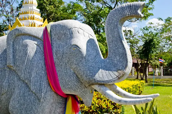 Tayland 'daki parktaki fil heykelinin başı..