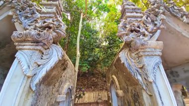 Chiang Mai 'deki Lanna tarzı tapınak ve Phra Upakut heykeli. Wat Pha Lat 'ta sanat eserleri.