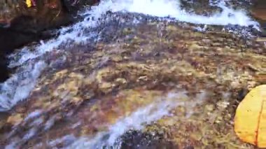 Chiang Mai vilayetindeki ulusal parktaki şelalede su akışı. Dağların ve Tayland 'ın ortasındaki taşların arasından akan temiz bir dere..