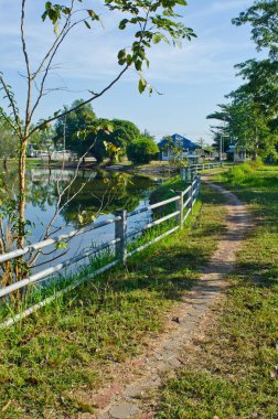 Sakaeo Gölü 'nün yolu Tayland' ın Sakaeo ilinde..