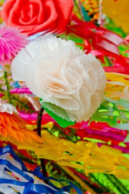 Tayland 'da plastik kurdeleden yapılan beyaz gül..