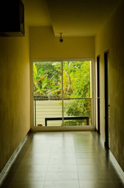 Tayland 'daki koridorda alüminyum kapıdan geçen ışık..