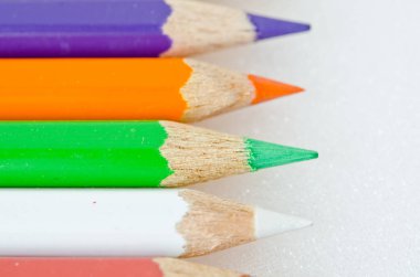 Beyaz ekranda renkli kalemler, Tayland.