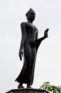 Standın silueti Buddha heykeli, Tayland