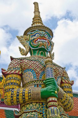 Tayland tarzı geçmişi olan dev bir heykel, Tayland.