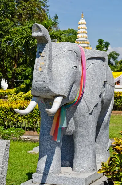 Tayland 'daki parkta fil heykeli..