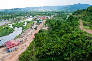 Güzel manzara Khundanprakarnchon Barajı, Tayland.