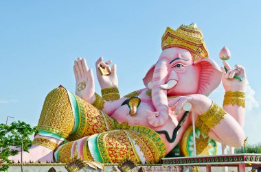 pembe ganesha heykelinin rahatlatıcı eylem, Tayland.