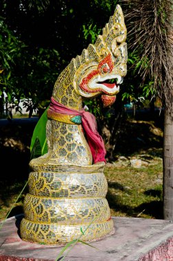 Tayland 'da küçük bir aynadan yapılmış Naga heykeli.