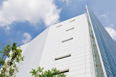 Mavi gökyüzü olan modern bina, Tayland.