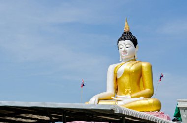 Mavi gökyüzü ile güzel Buda heykeli, Tayland.