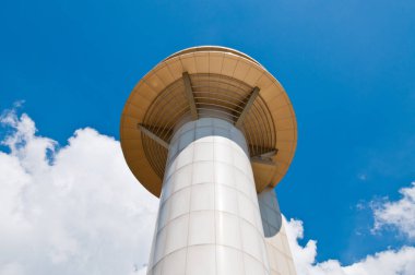 Dağın tepesinde mavi gökyüzü, Tayland.