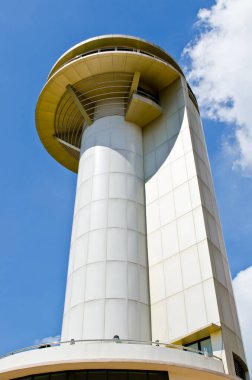 Dağın tepesinde mavi gökyüzü, Tayland.