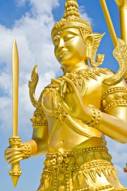 Siamtevathiraj heykeli mavi gökyüzü, Tayland.