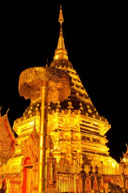 Gece sahnesi Phra Thart Doi Suthep, Chiengmai, Tayland.
