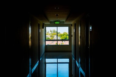 Penceresinde ışık olan koridor, Tayland.