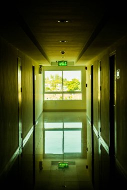 Penceresinde ışık olan koridor, Tayland.