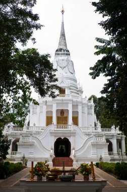 Tayland 'ın Nakhonnayok ilinde beyaz pagoda.