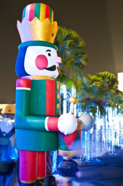 Tahta fındıkkıran bebek Tayland, bahçede.