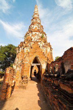 Mavi gökyüzü, Chaiwattanaram tapınağı, Tayland.