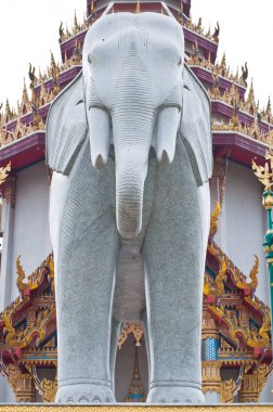 Tayland 'daki tapınakta büyük bir fil heykeli.