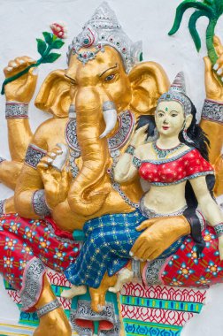 Tayland 'daki tapınağın duvarında güzel bir Ganesha heykeli..