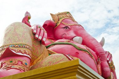 Tayland 'daki tapınakta pembe Ganesha heykeli..