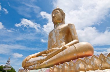 Güzel altın Buda heykeli Mavi gökyüzü, Tayland.