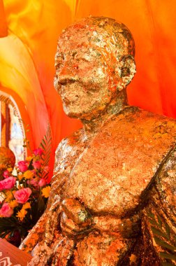 Tayland 'daki tapınakta altın keşiş heykeli.