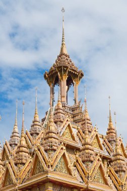 Tayland tarzı altın kale, U-thaithani bölgesi, Tayland.