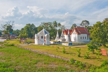 Sakaekrang nehrinin yanındaki tapınak, Tayland.